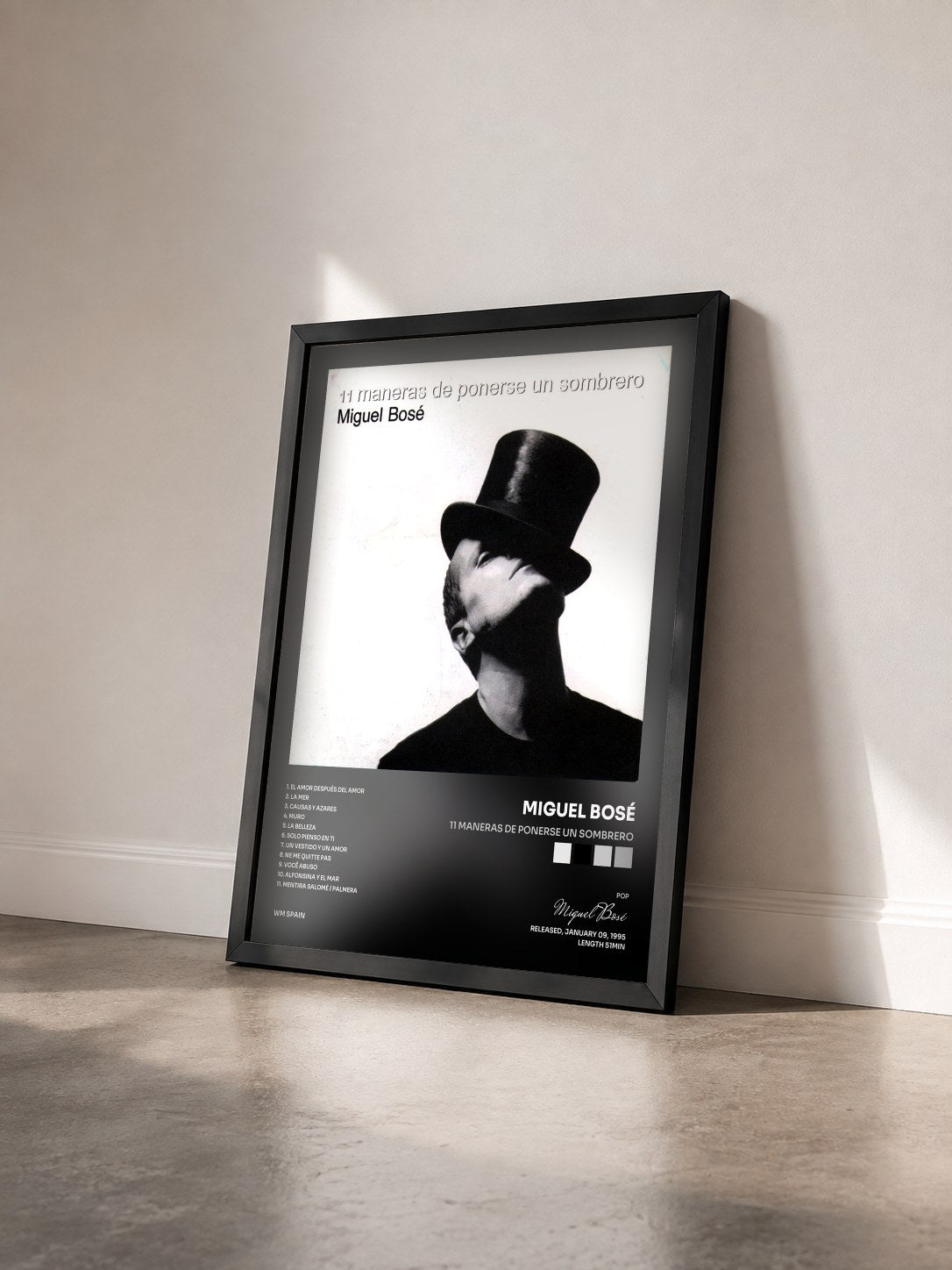 #noir Tableau de l'album 11 Maneras De Ponerse Un Sombrero de Miguel Bosé vu de trois quarts, cadre noir