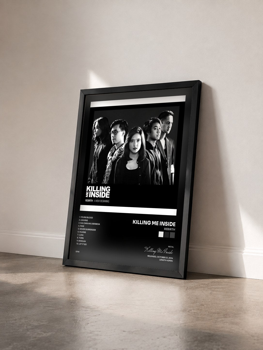 #noir Tableau de l'album REBIRTH de Killing Me Inside vu de trois quarts, cadre noir