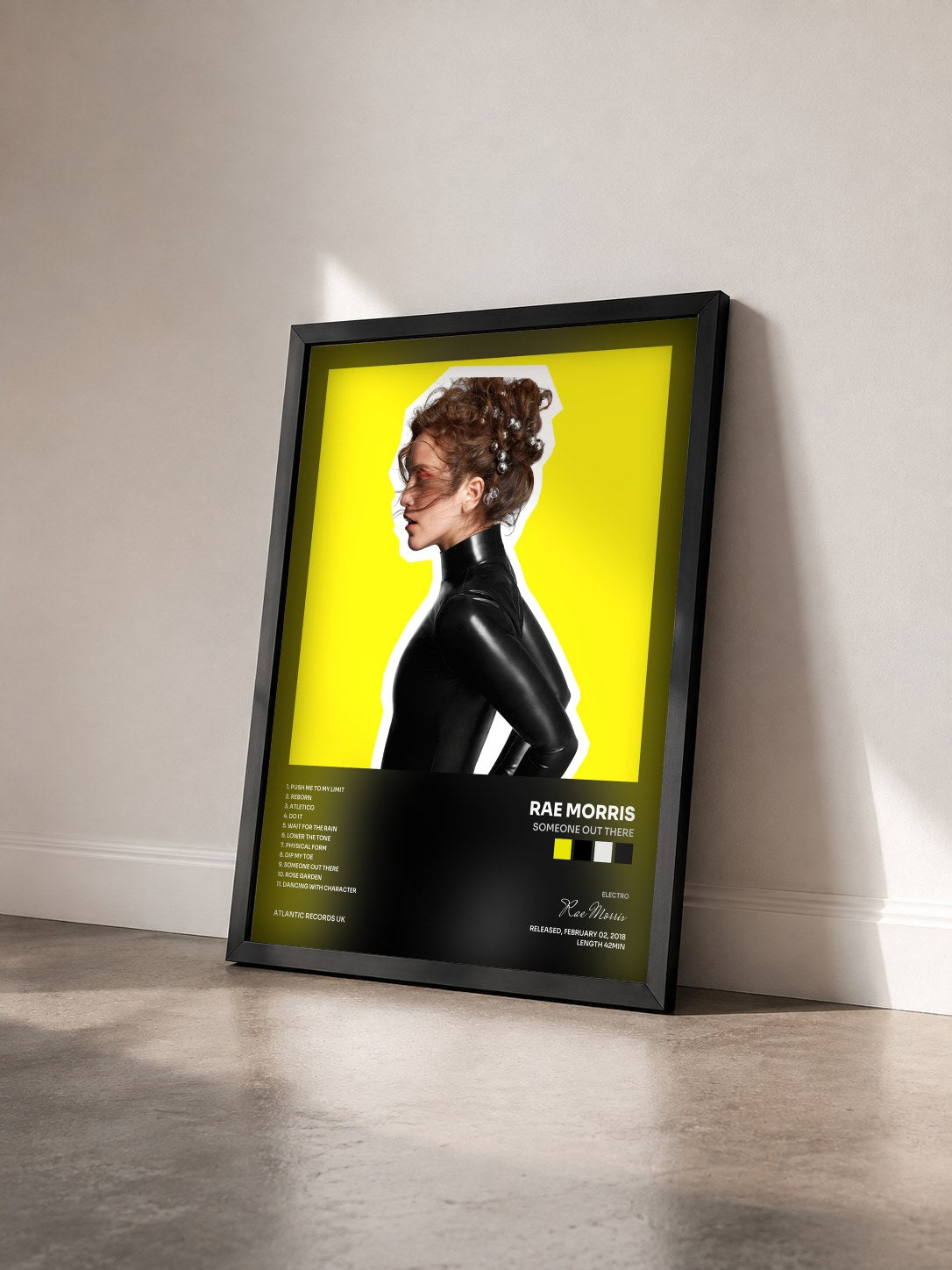 #noir Tableau de l'album Someone Out There de Rae Morris vu de trois quarts, cadre noir