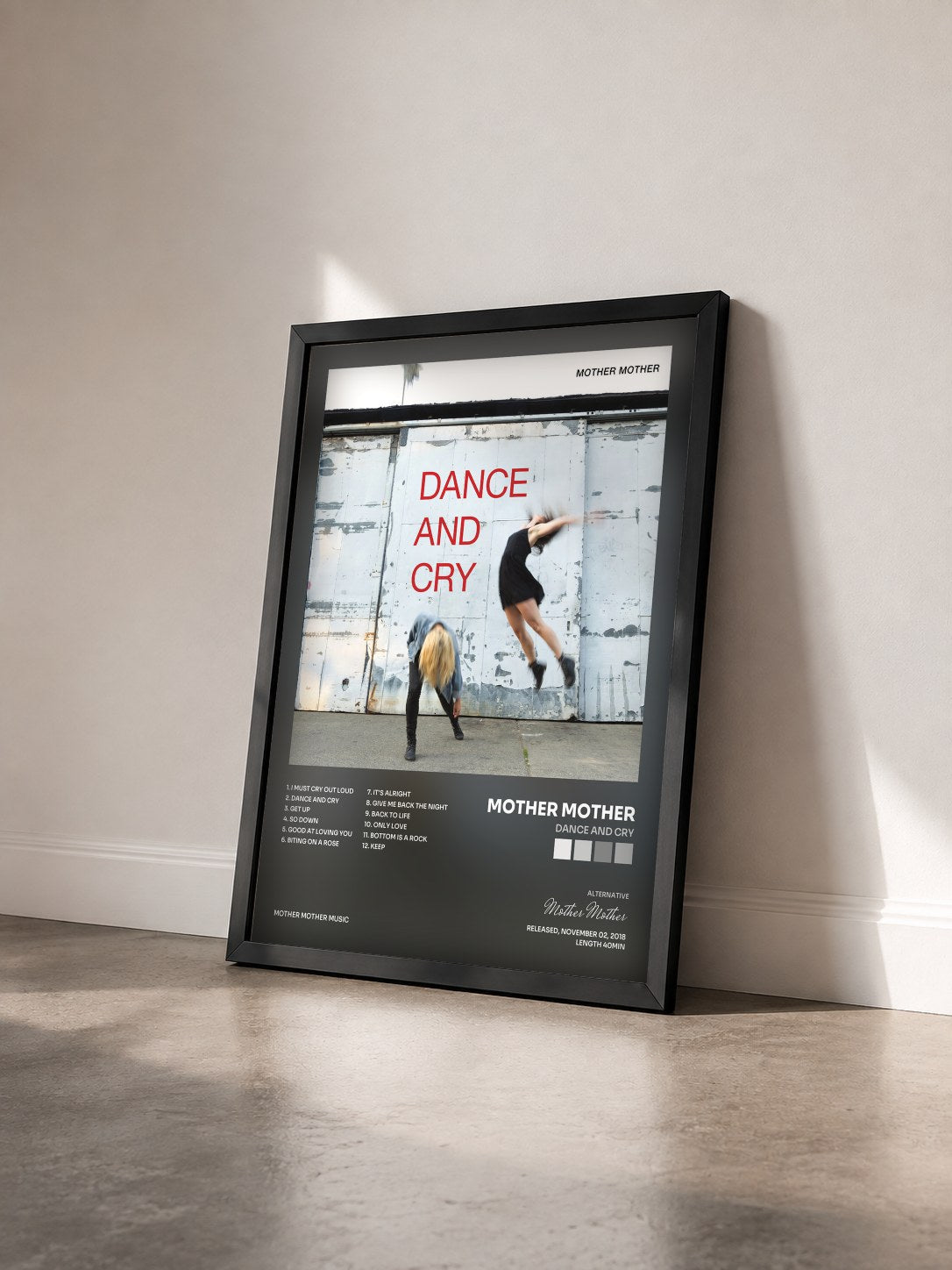 #noir Tableau de l'album Dance And Cry de Mother Mother vu de trois quarts, cadre noir