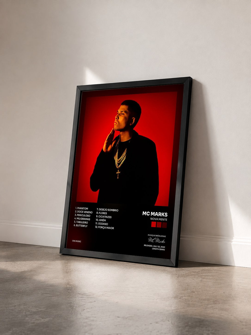 #noir Tableau de l'album Nova Mente de MC Marks vu de trois quarts, cadre noir