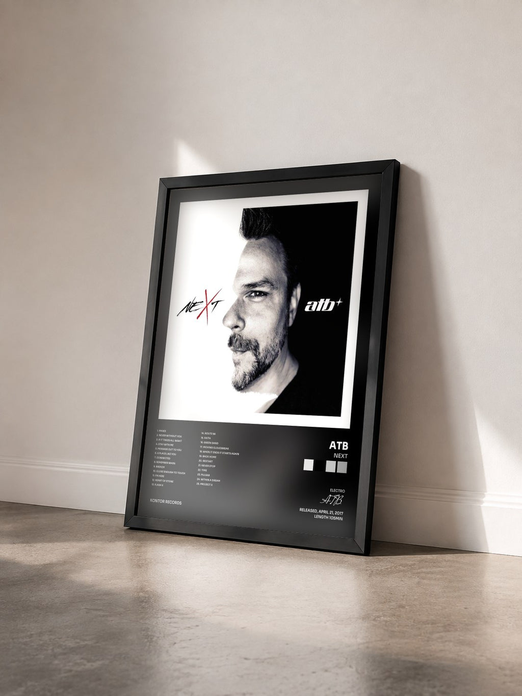 #noir Tableau de l'album neXt de ATB vu de trois quarts, cadre noir