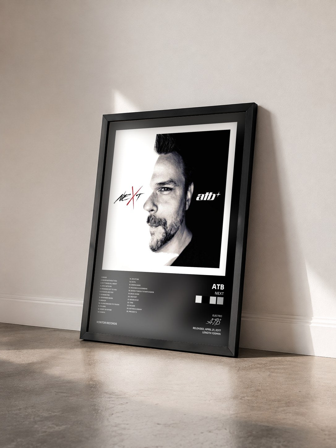 #noir Tableau de l'album neXt de ATB vu de trois quarts, cadre noir