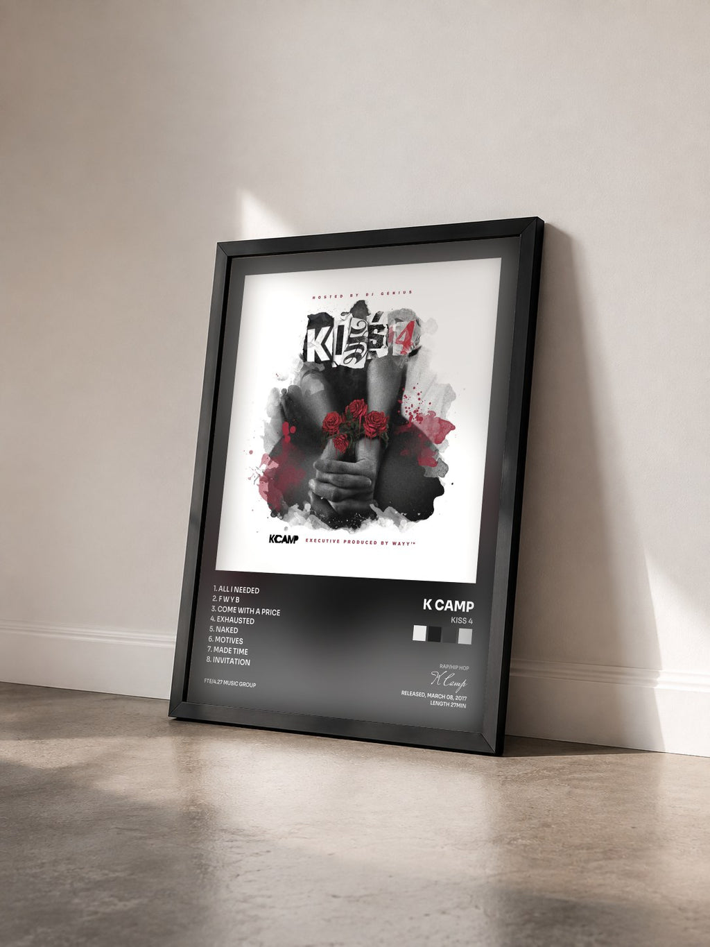 #noir Tableau de l'album Kiss 4 de K Camp vu de trois quarts, cadre noir
