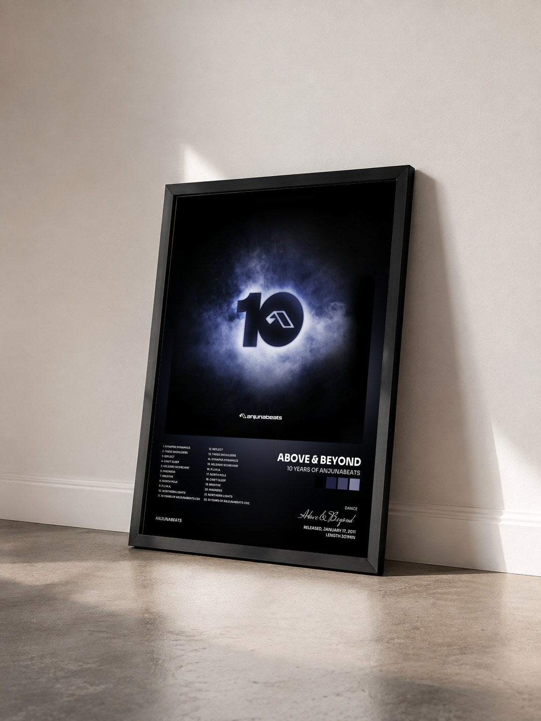 #noir Tableau de l'album 10 Years Of Anjunabeats de Above & Beyond vu de trois quarts, cadre noir