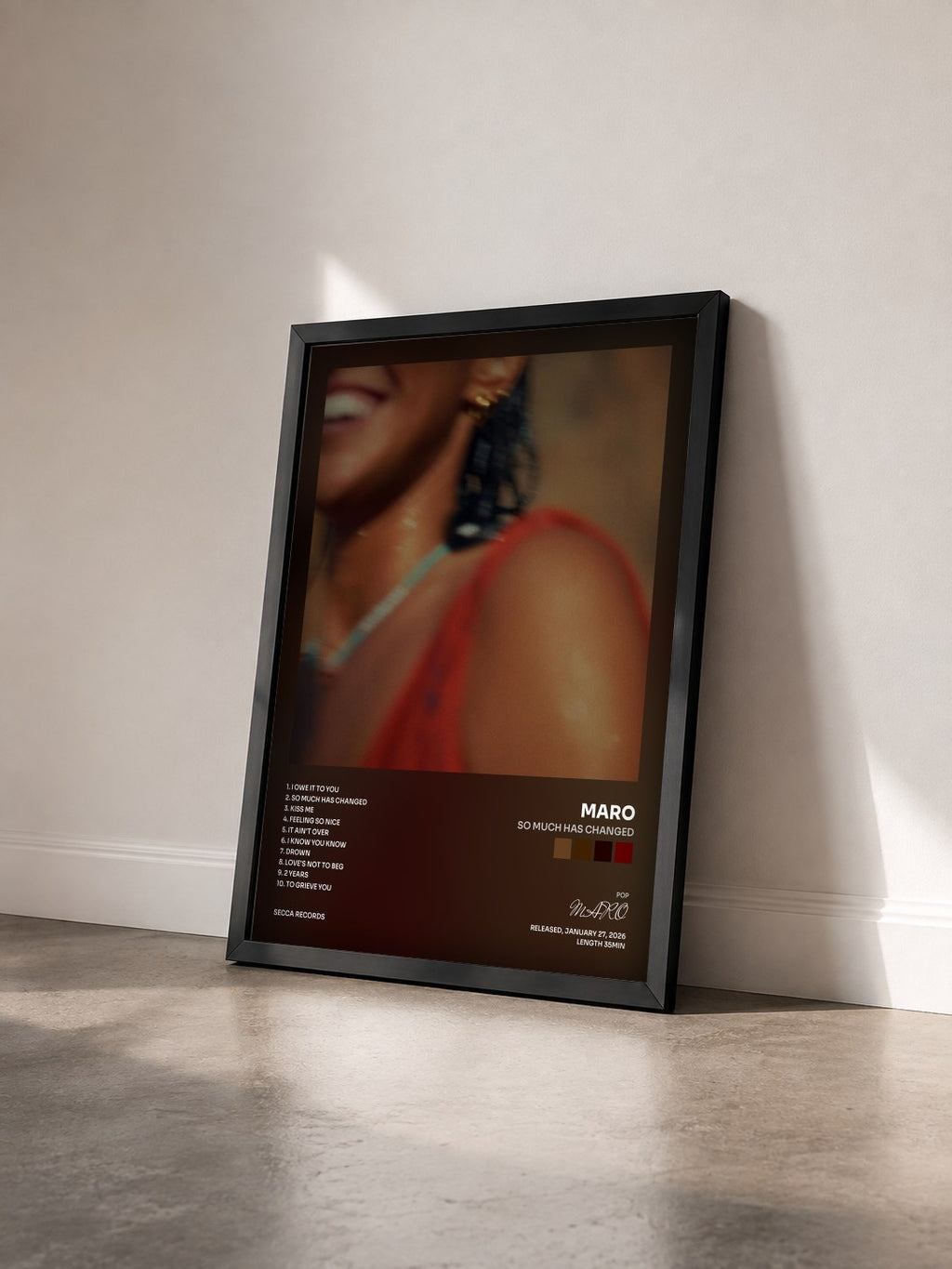 #noir Tableau de l'album SO MUCH HAS CHANGED de MARO vu de trois quarts, cadre noir