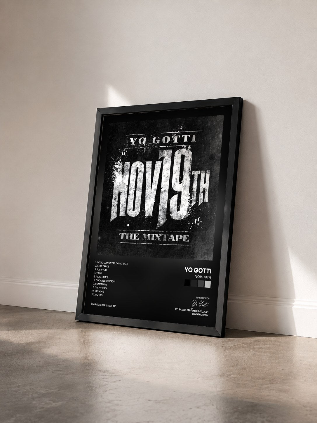 #noir Tableau de l'album Nov. 19th de Yo Gotti vu de trois quarts, cadre noir