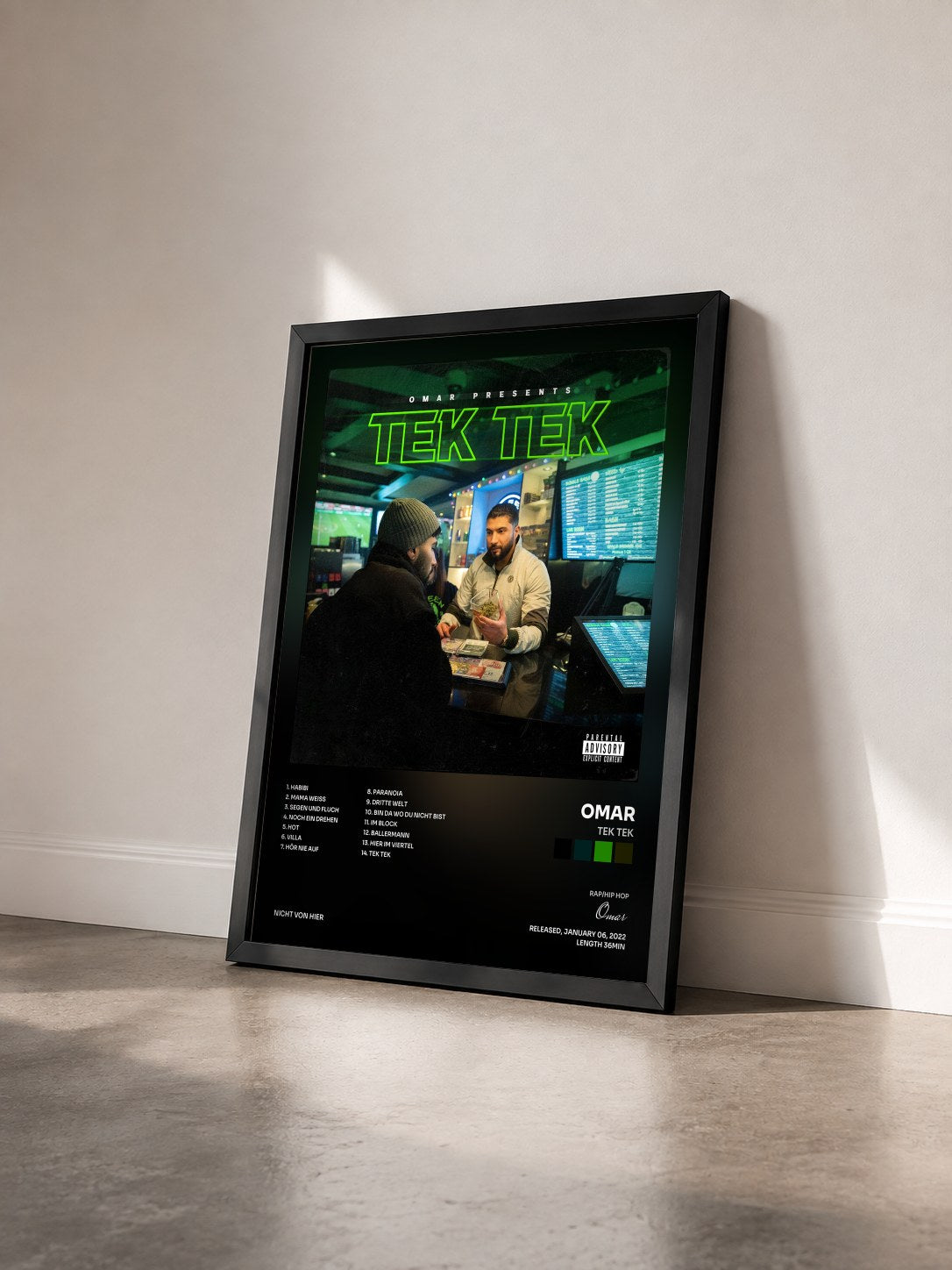 #noir Tableau de l'album TEK TEK de Omar vu de trois quarts, cadre noir