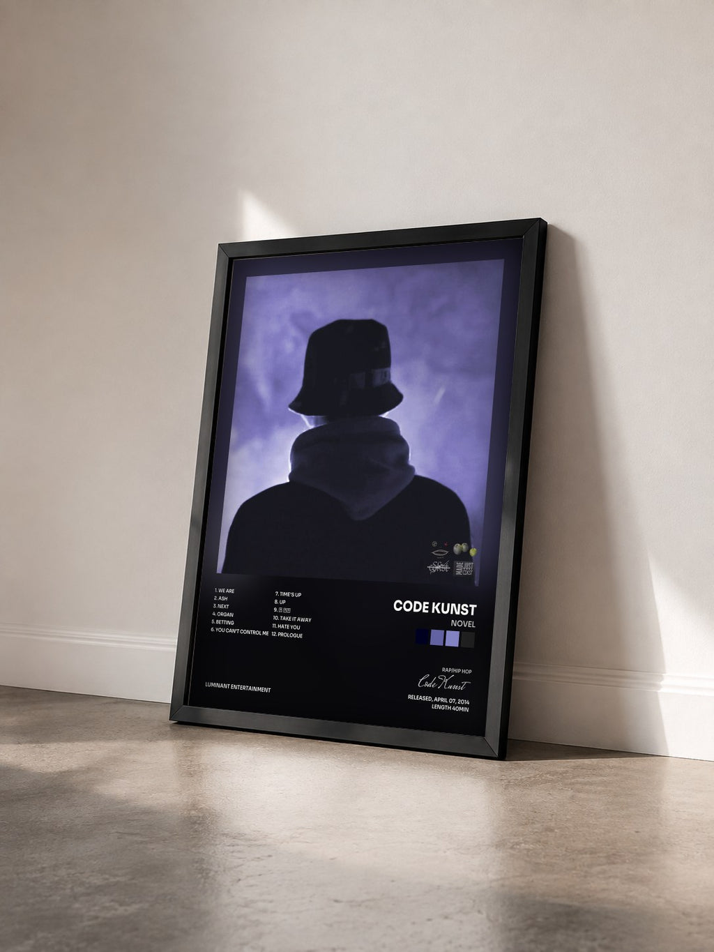 #noir Tableau de l'album NOVEL de Code Kunst vu de trois quarts, cadre noir