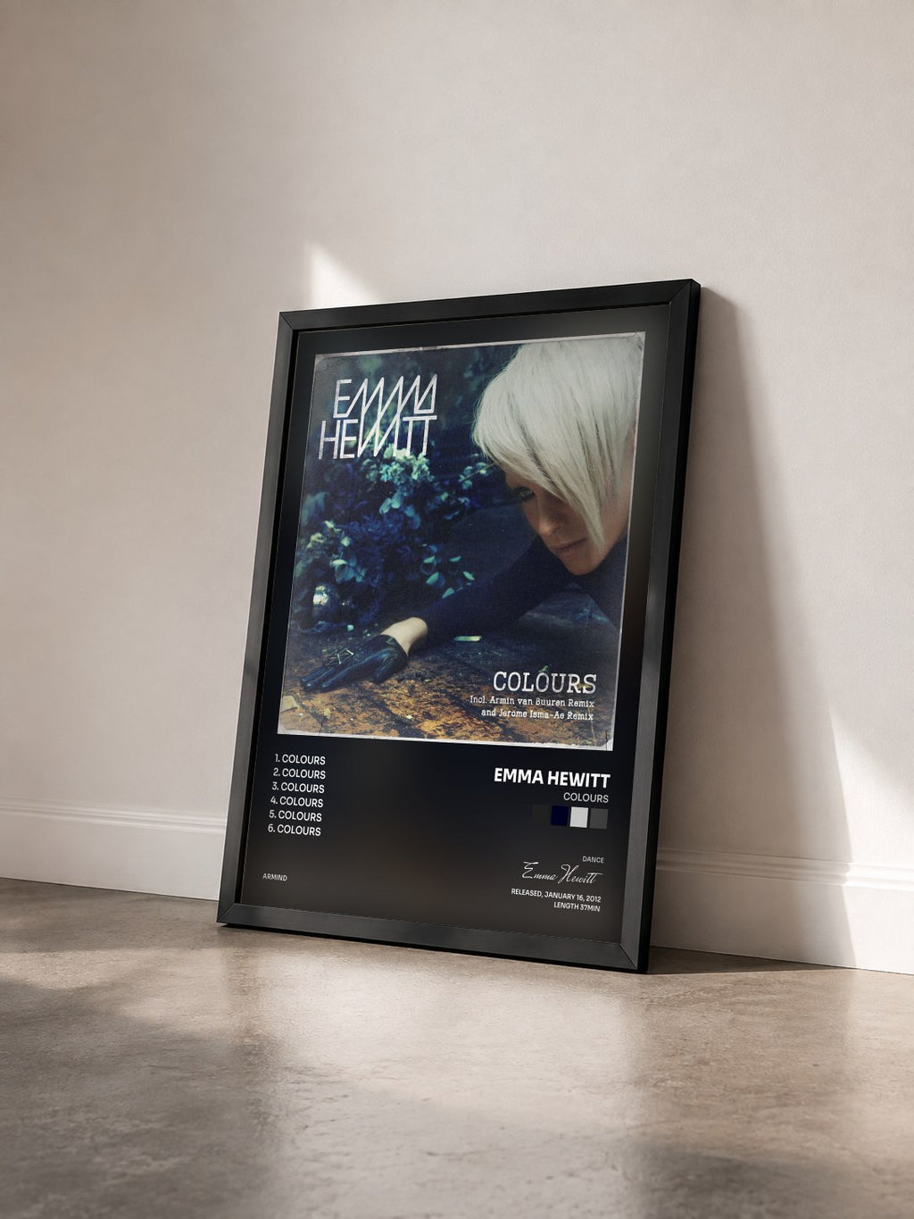 #noir Tableau de l'album Colours de Emma Hewitt vu de trois quarts, cadre noir