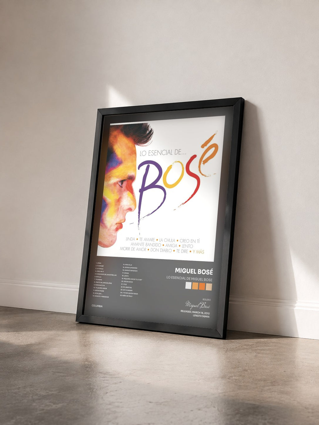 #noir Lo Esencial von Miguel Bose de Miguel Bosé als gerahmter Kunstdruck von schräg gesehen, schwarzer Rahmen