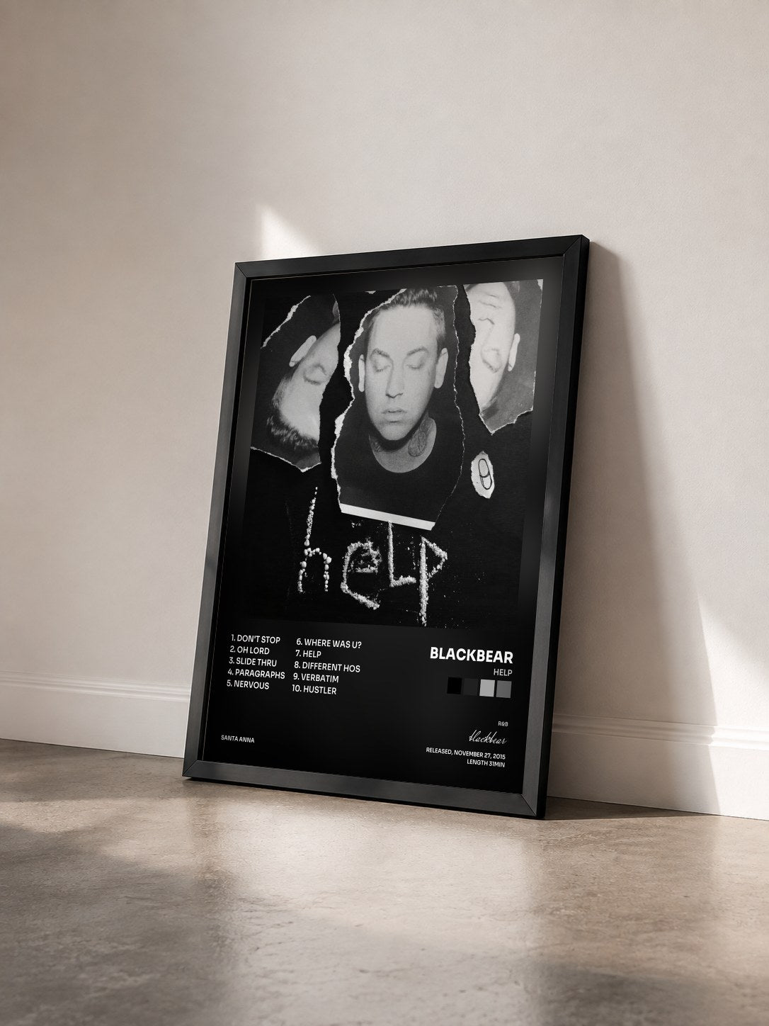 #noir Tableau de l'album help de blackbear vu de trois quarts, cadre noir