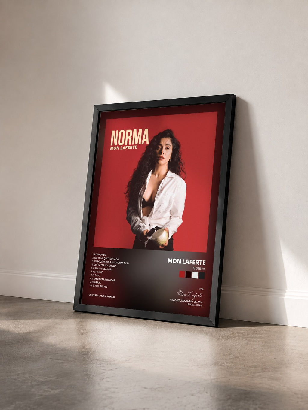 #noir Tableau de l'album Norma de Mon Laferte vu de trois quarts, cadre noir