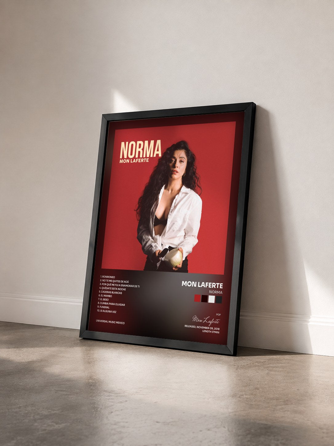 #noir Tableau de l'album Norma de Mon Laferte vu de trois quarts, cadre noir