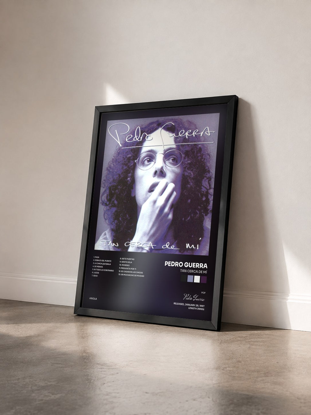 #noir Tableau de l'album Tan Cerca De Mí de Pedro Guerra vu de trois quarts, cadre noir