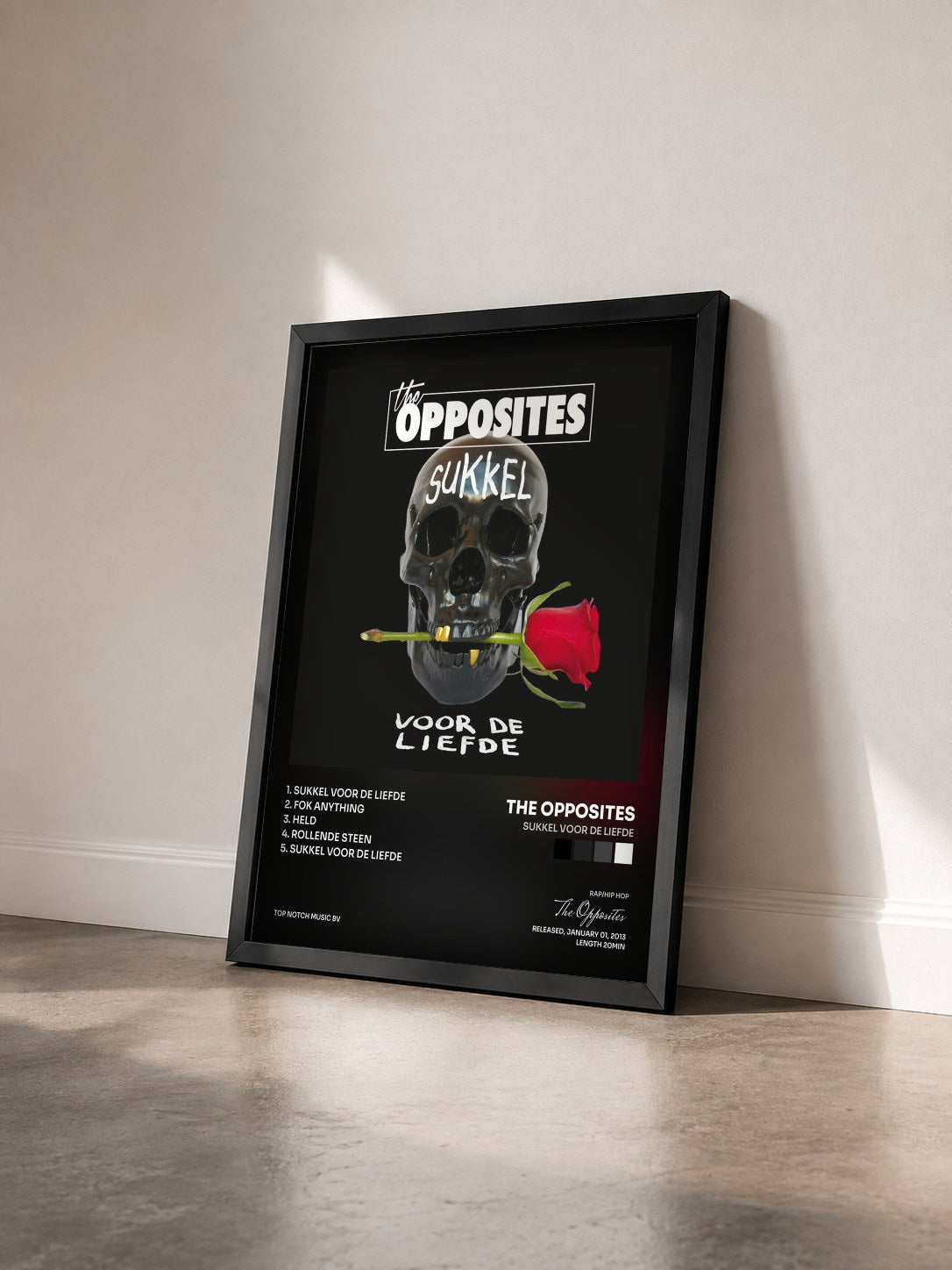 #noir Tableau de l'album Sukkel Voor De Liefde de The Opposites vu de trois quarts, cadre noir