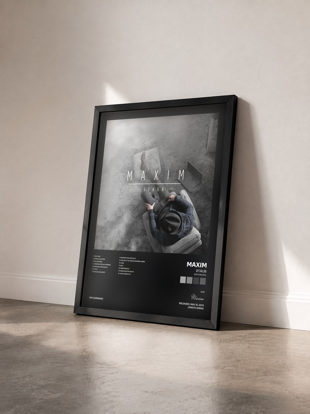 #noir Tableau de l'album Staub (Edition 2014) de Maxim vu de trois quarts, cadre noir