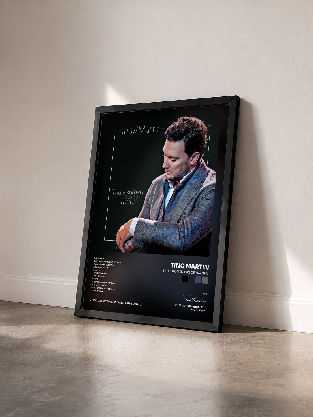 #noir Tableau de l'album Thuis Komen Pas De Tranen de Tino Martin vu de trois quarts, cadre noir
