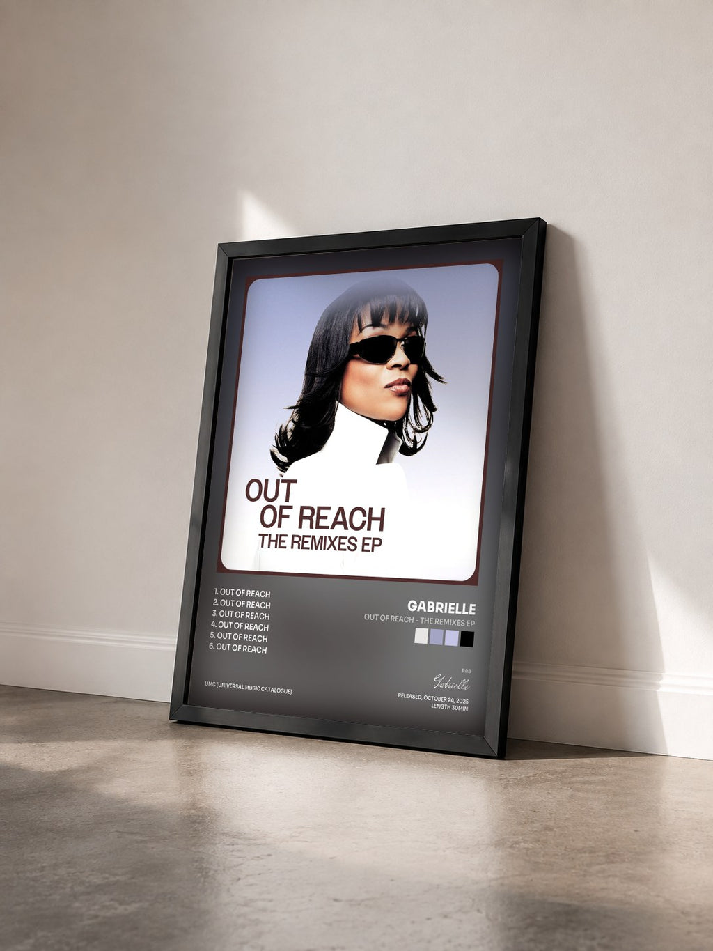 #noir Tableau de l'album Out Of Reach - The Remixes EP de Gabrielle vu de trois quarts, cadre noir