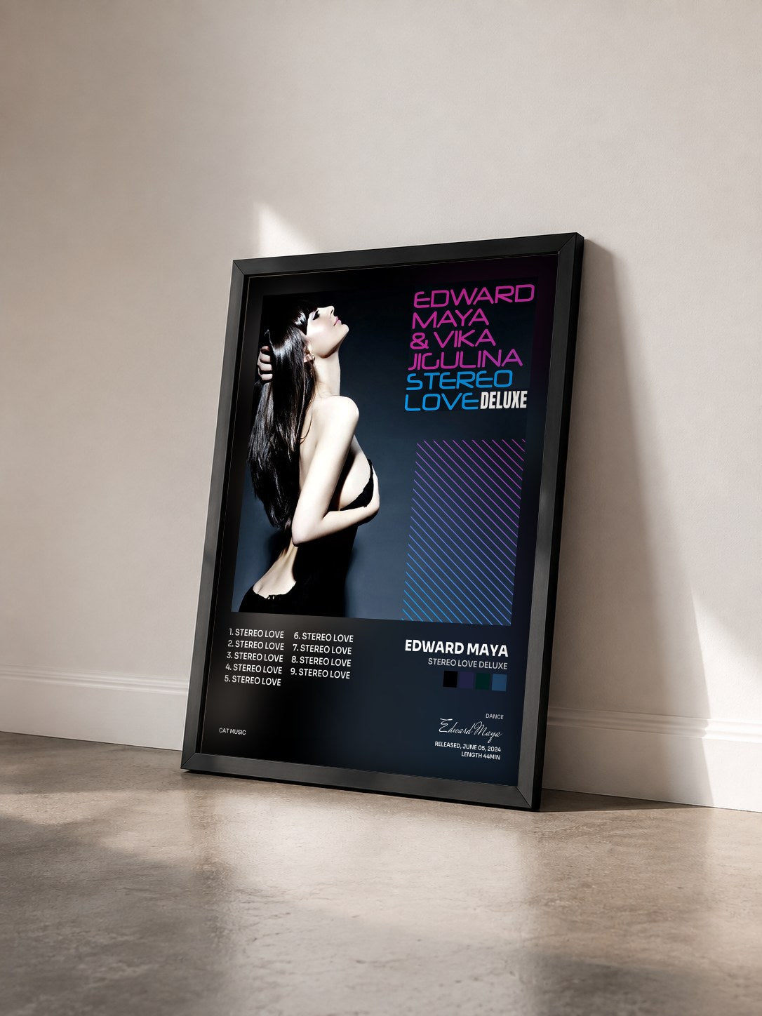 #noir Tableau de l'album Stereo Love Deluxe de Edward Maya vu de trois quarts, cadre noir