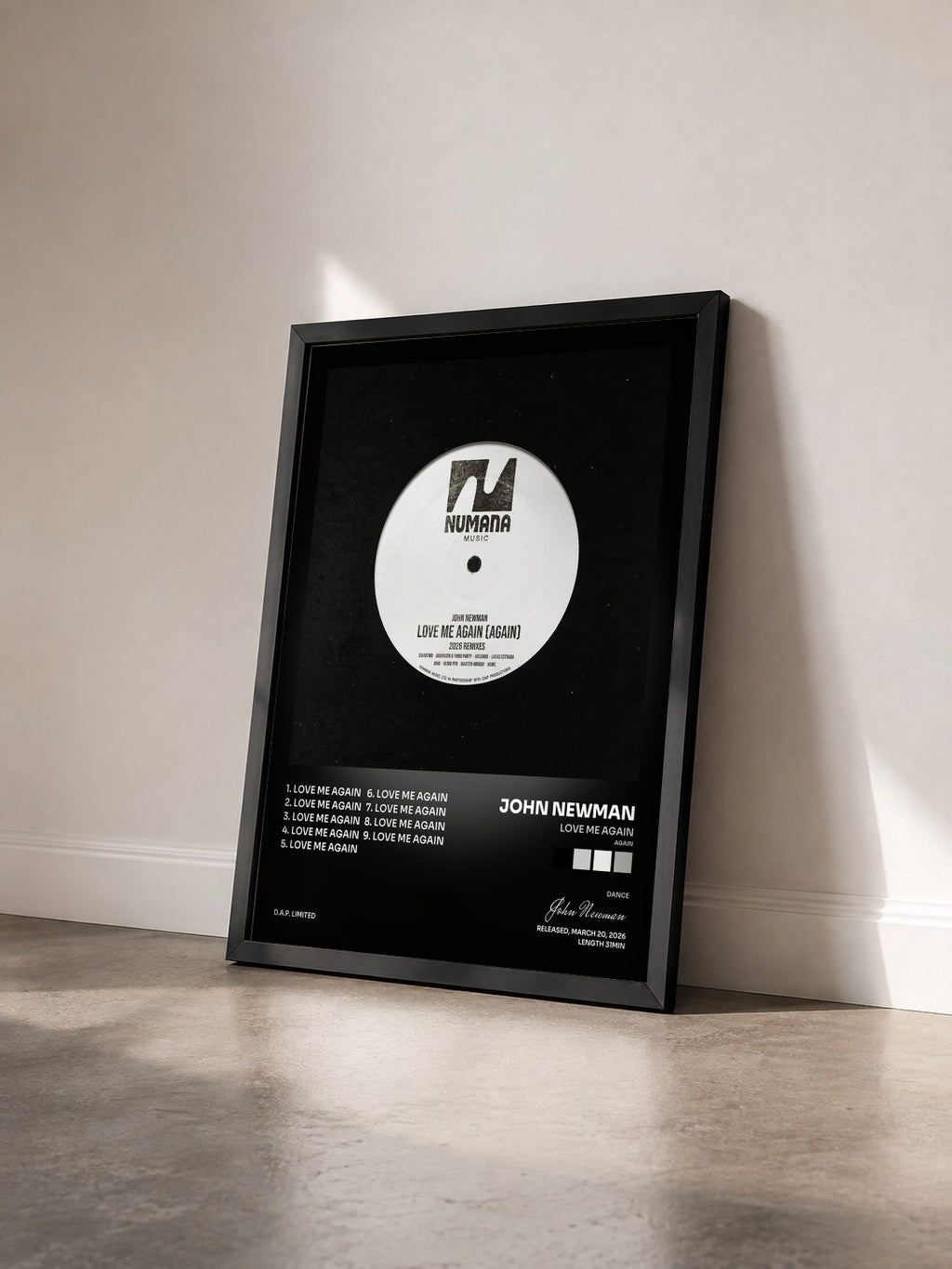 #noir Tableau de l'album Love Me Again (Again) 2026 Remixes de John Newman vu de trois quarts, cadre noir