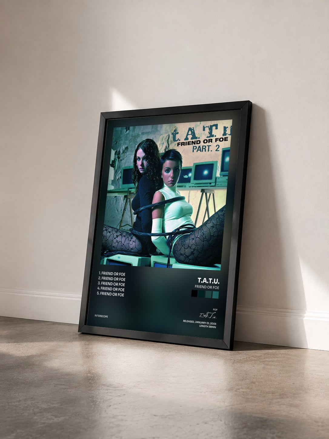 #noir Tableau de l'album Friend Or Foe de t.A.T.u. vu de trois quarts, cadre noir