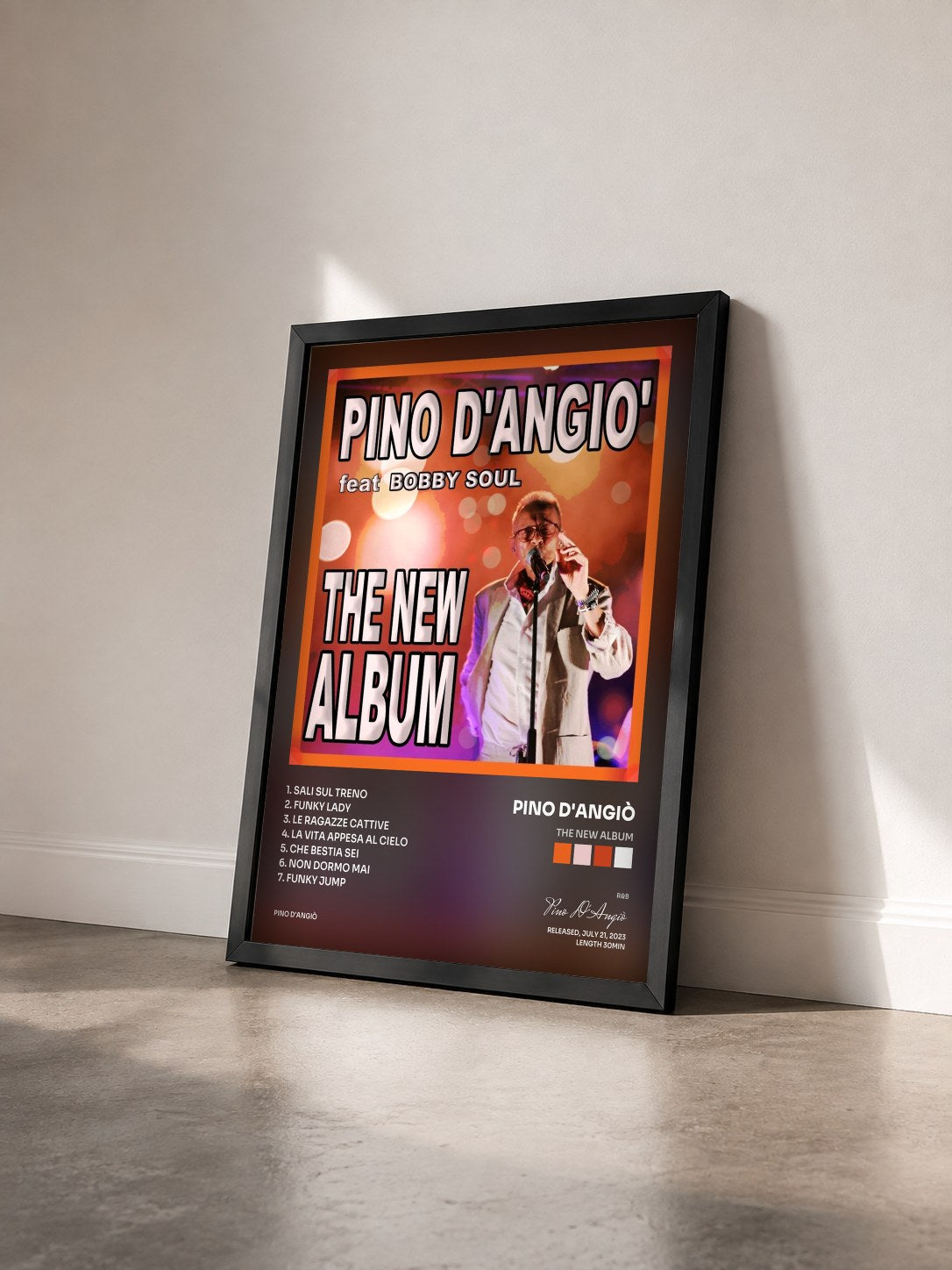 #noir Tableau de l'album THE NEW ALBUM de Pino D'Angiò vu de trois quarts, cadre noir