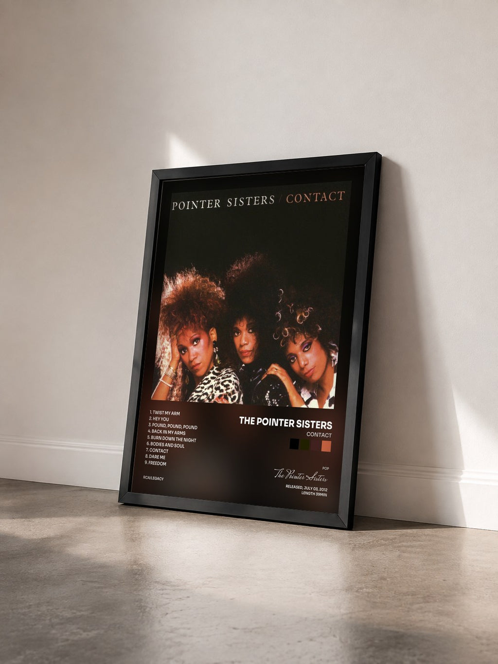 #noir Tableau de l'album Contact de The Pointer Sisters vu de trois quarts, cadre noir