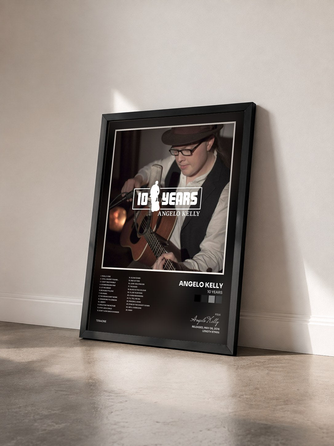 #noir Tableau de l'album 10 Years de Angelo Kelly vu de trois quarts, cadre noir