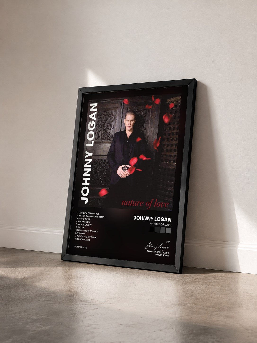 #noir Tableau de l'album Nature of Love de Johnny Logan vu de trois quarts, cadre noir