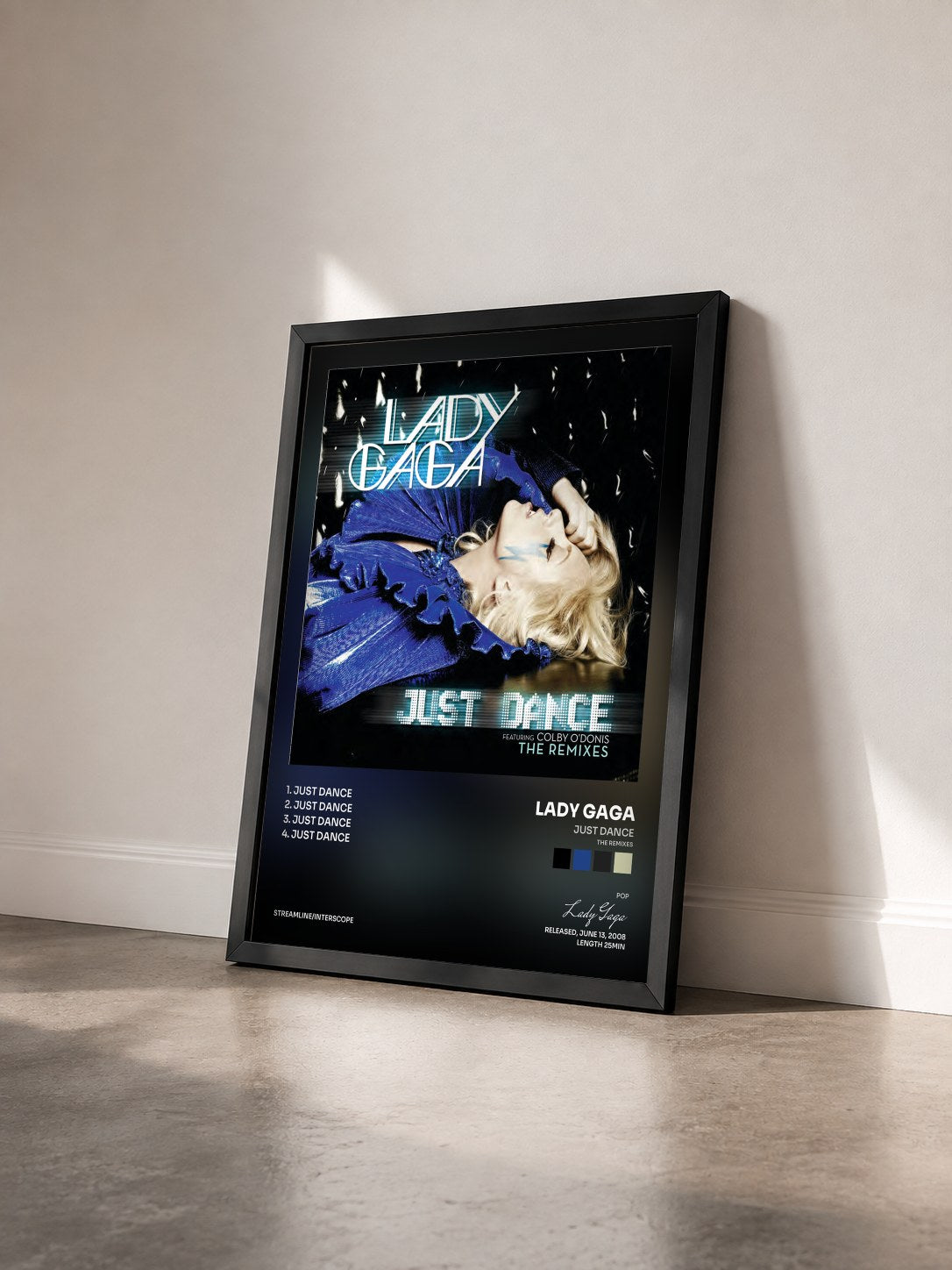 #noir Tableau de l'album Just Dance (The Remixes) de Lady Gaga vu de trois quarts, cadre noir