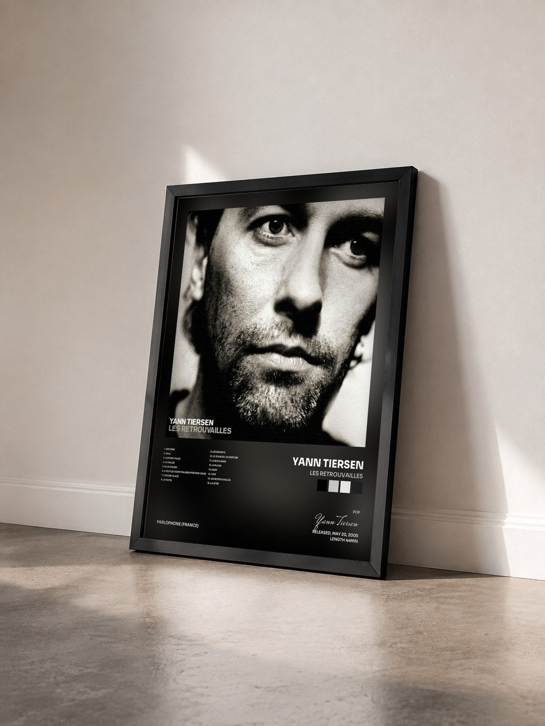 #noir Tableau de l'album Les retrouvailles de Yann Tiersen vu de trois quarts, cadre noir