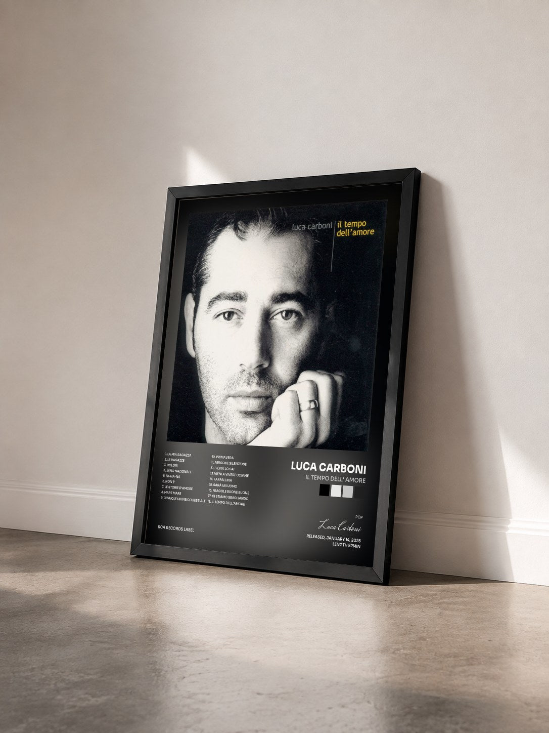 #noir Tableau de l'album Il Tempo Dell' Amore de Luca Carboni vu de trois quarts, cadre noir