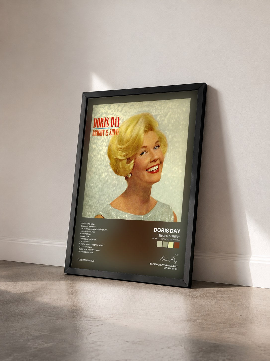 #noir Tableau de l'album Bright & Shiny (with Neal Hefti & His Orchestra) de Doris Day vu de trois quarts, cadre noir