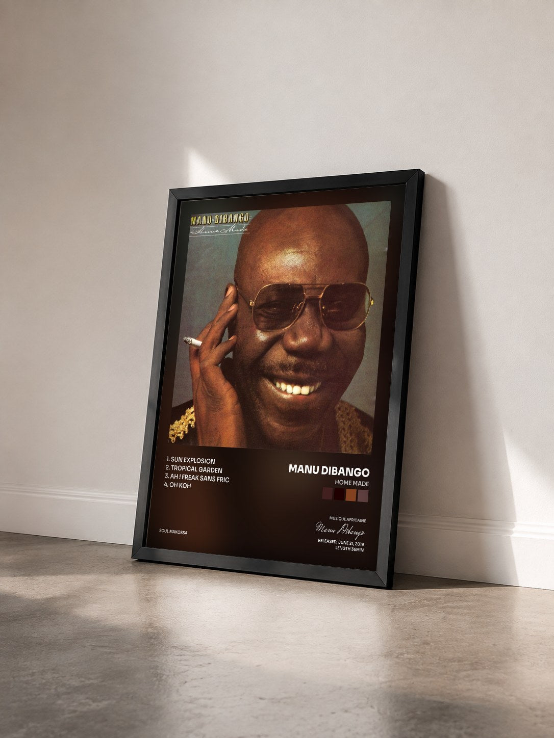 #noir Tableau de l'album Home Made de Manu Dibango vu de trois quarts, cadre noir