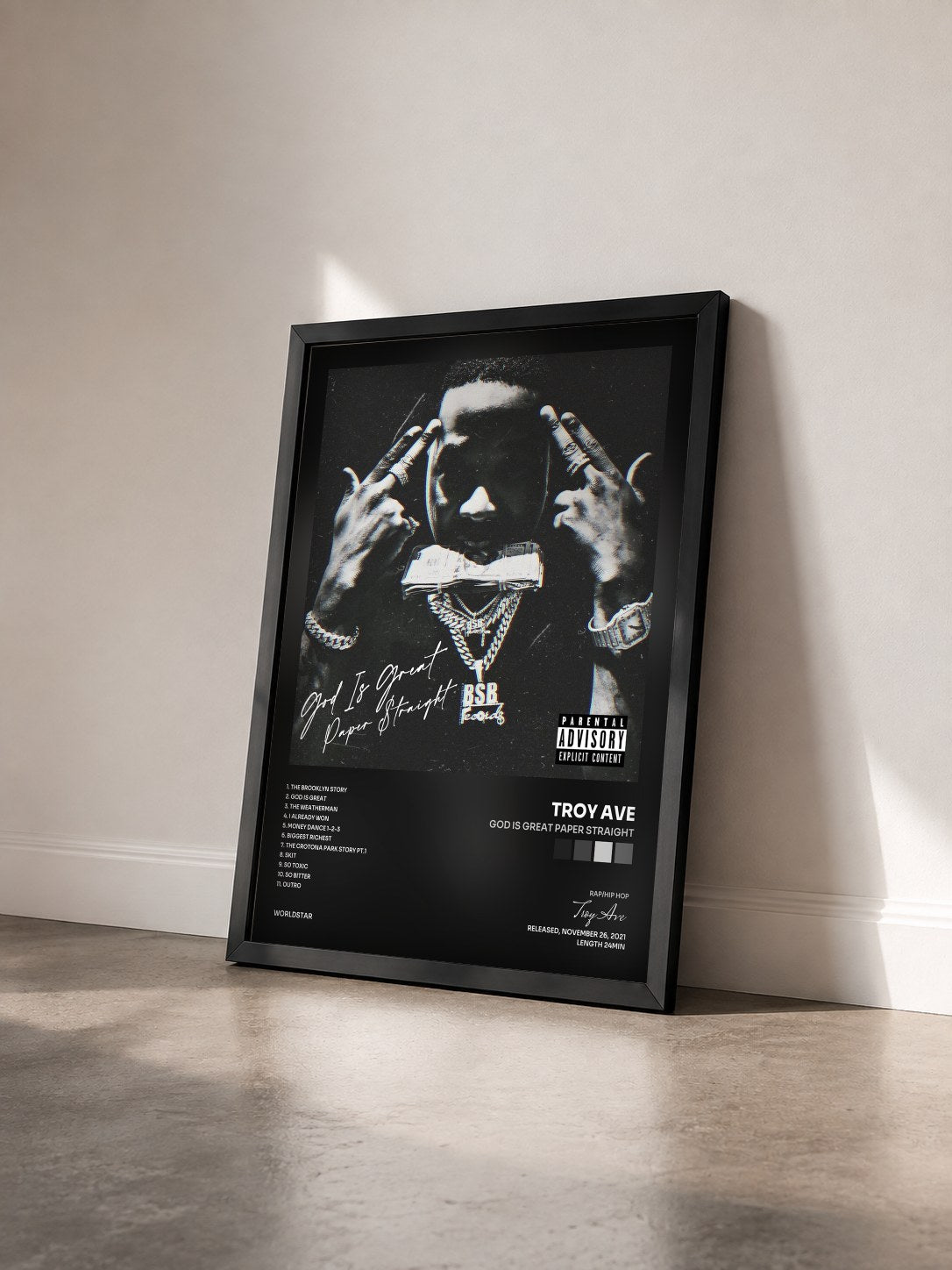 #noir Tableau de l'album God Is Great Paper Straight de Troy Ave vu de trois quarts, cadre noir