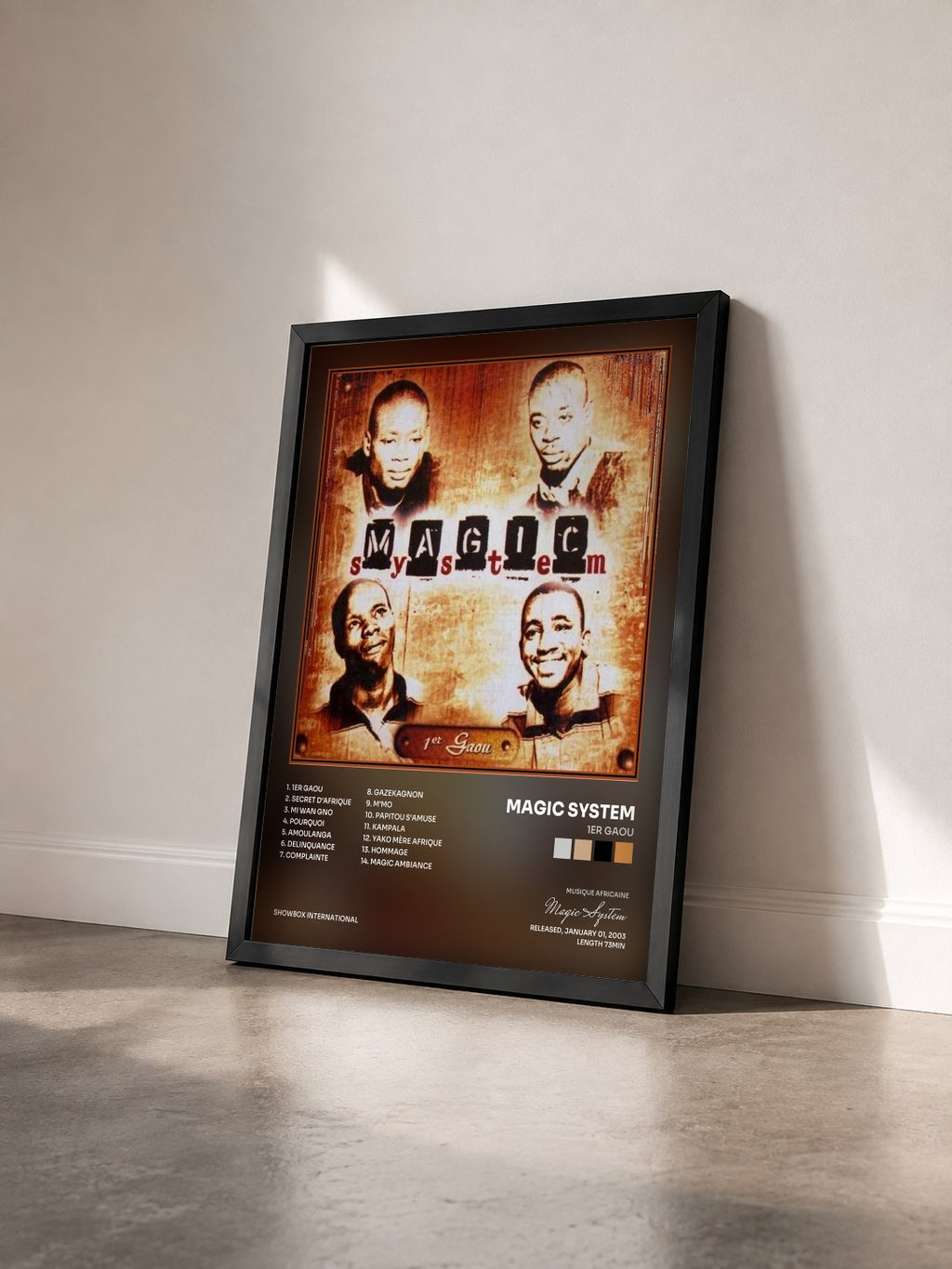 #noir Tableau de l'album 1er Gaou de Magic System vu de trois quarts, cadre noir