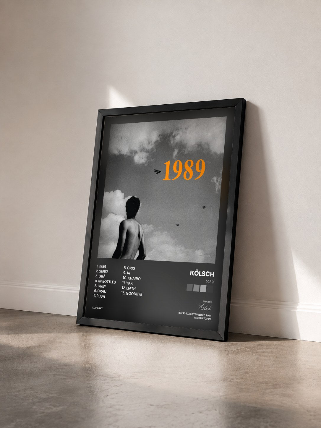 #noir Tableau de l'album 1989 de Kölsch vu de trois quarts, cadre noir