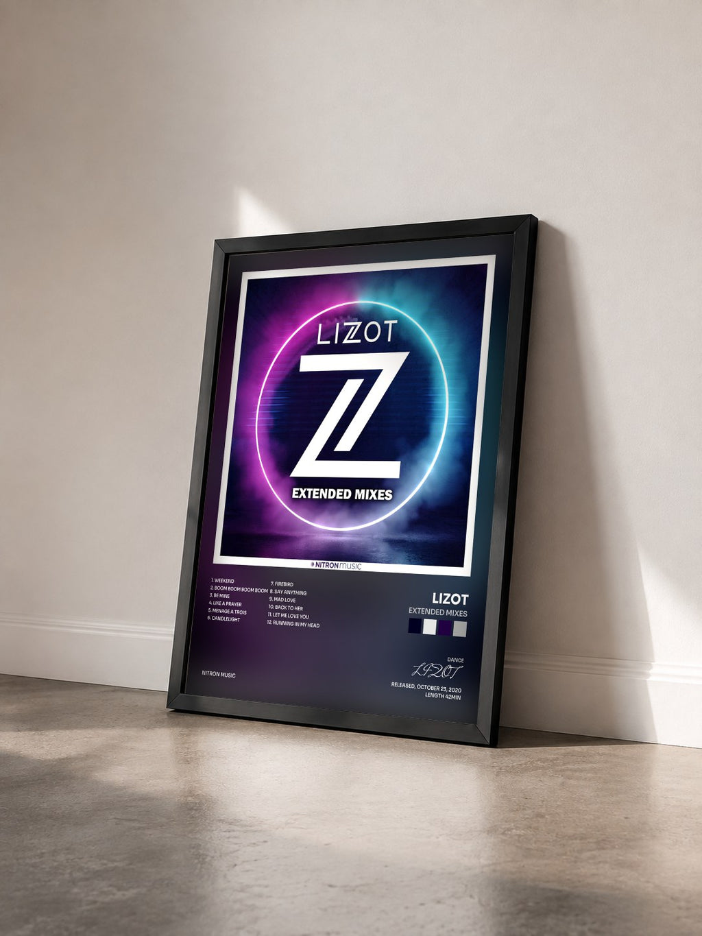 #noir Tableau de l'album Extended Mixes de LIZOT vu de trois quarts, cadre noir