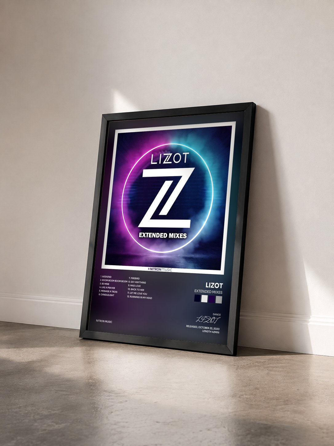 #noir Tableau de l'album Extended Mixes de LIZOT vu de trois quarts, cadre noir