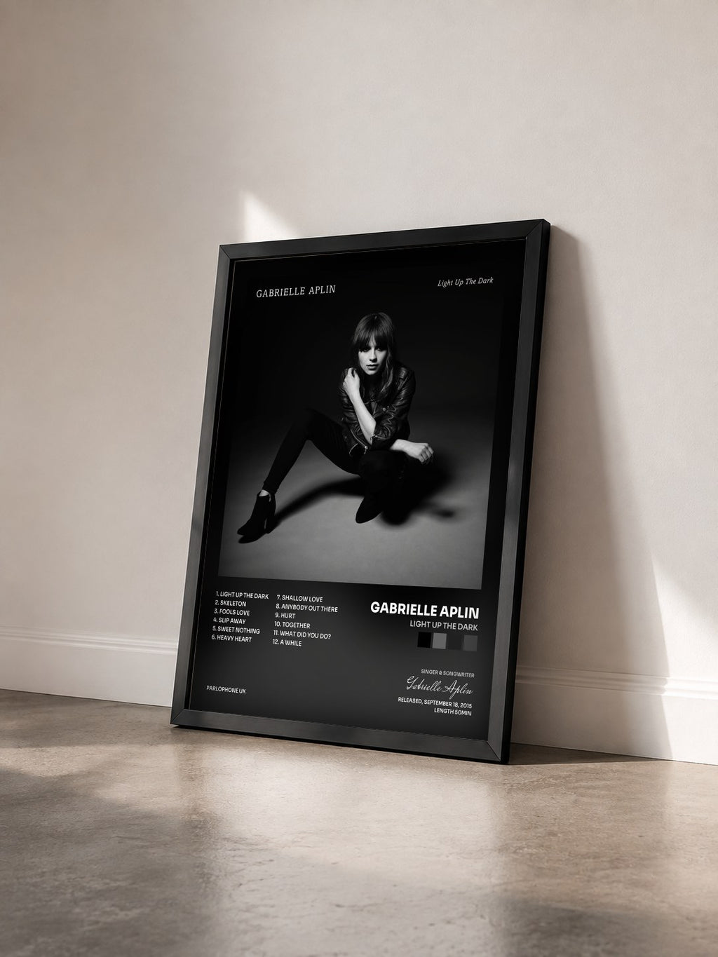 #noir Tableau de l'album Light up the Dark de Gabrielle Aplin vu de trois quarts, cadre noir