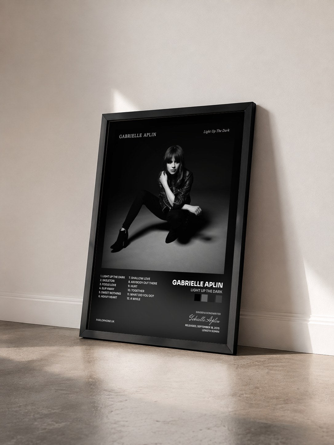 #noir Tableau de l'album Light up the Dark de Gabrielle Aplin vu de trois quarts, cadre noir