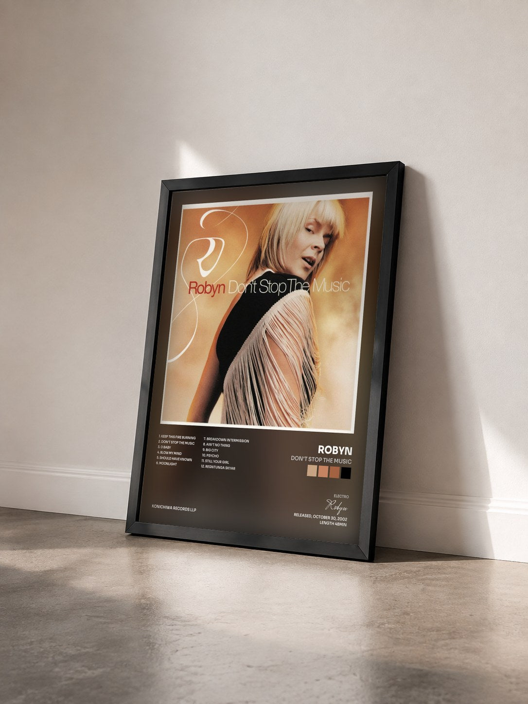 #noir Tableau de l'album Don't Stop the Music de Robyn vu de trois quarts, cadre noir