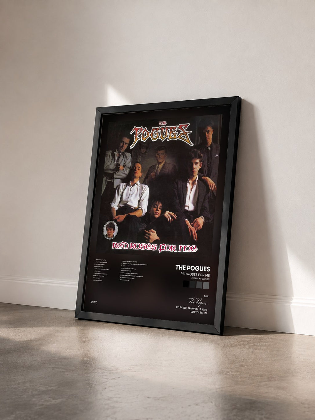 #noir Tableau de l'album Red Roses for Me (Expanded Edition) de The Pogues vu de trois quarts, cadre noir