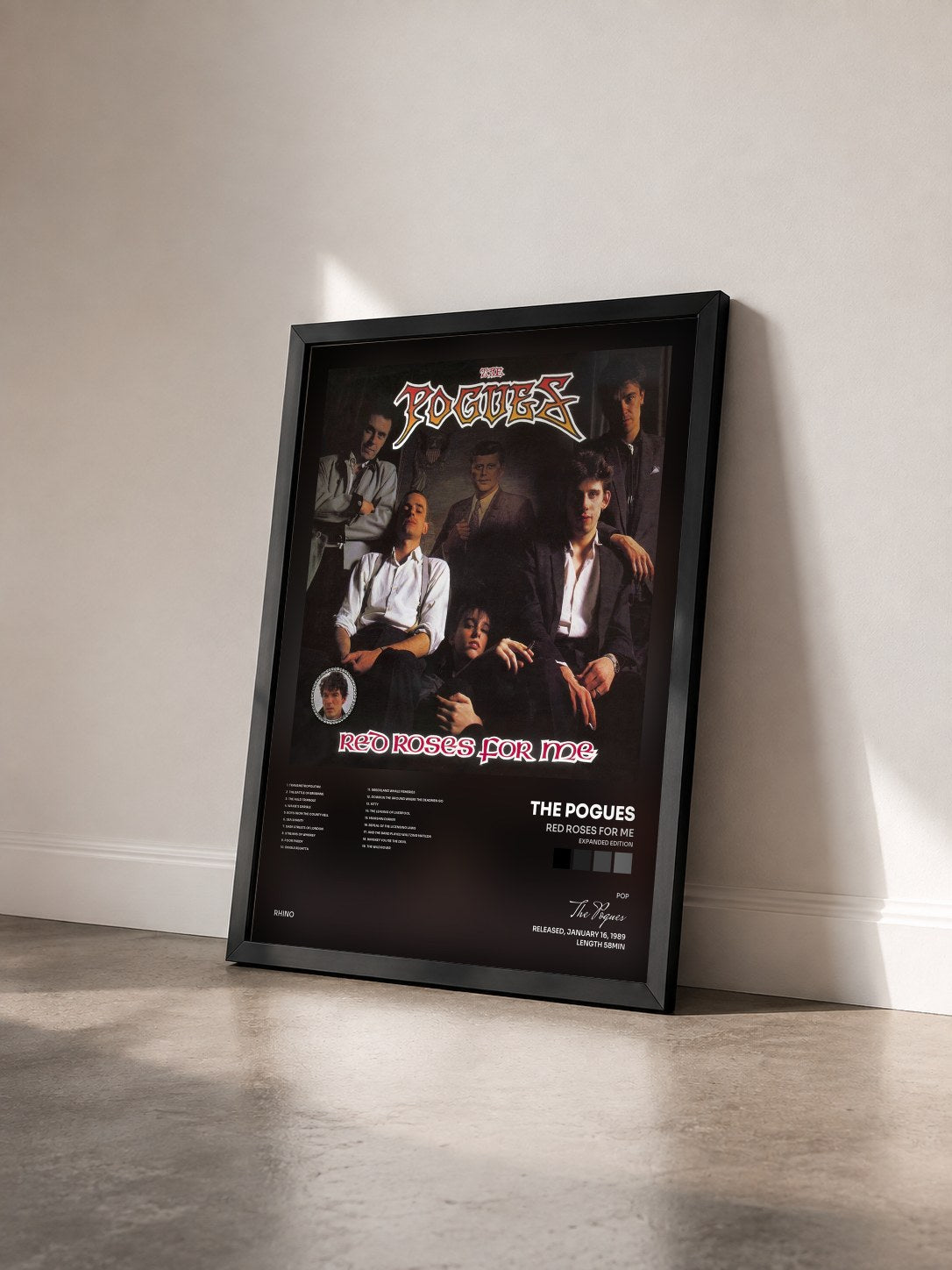 #noir Tableau de l'album Red Roses for Me (Expanded Edition) de The Pogues vu de trois quarts, cadre noir