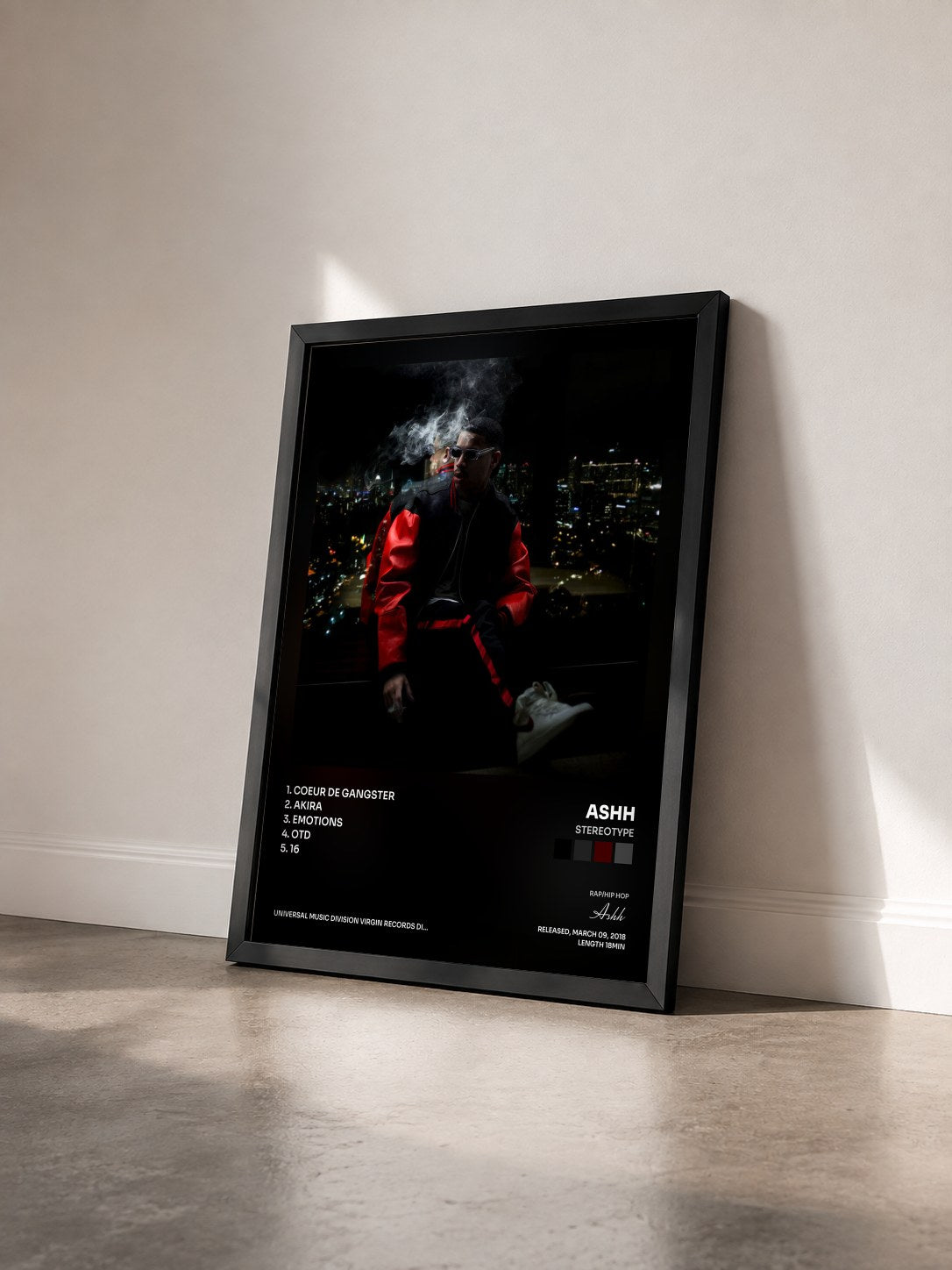 #noir Tableau de l'album STEREOTYPE de Ashh vu de trois quarts, cadre noir