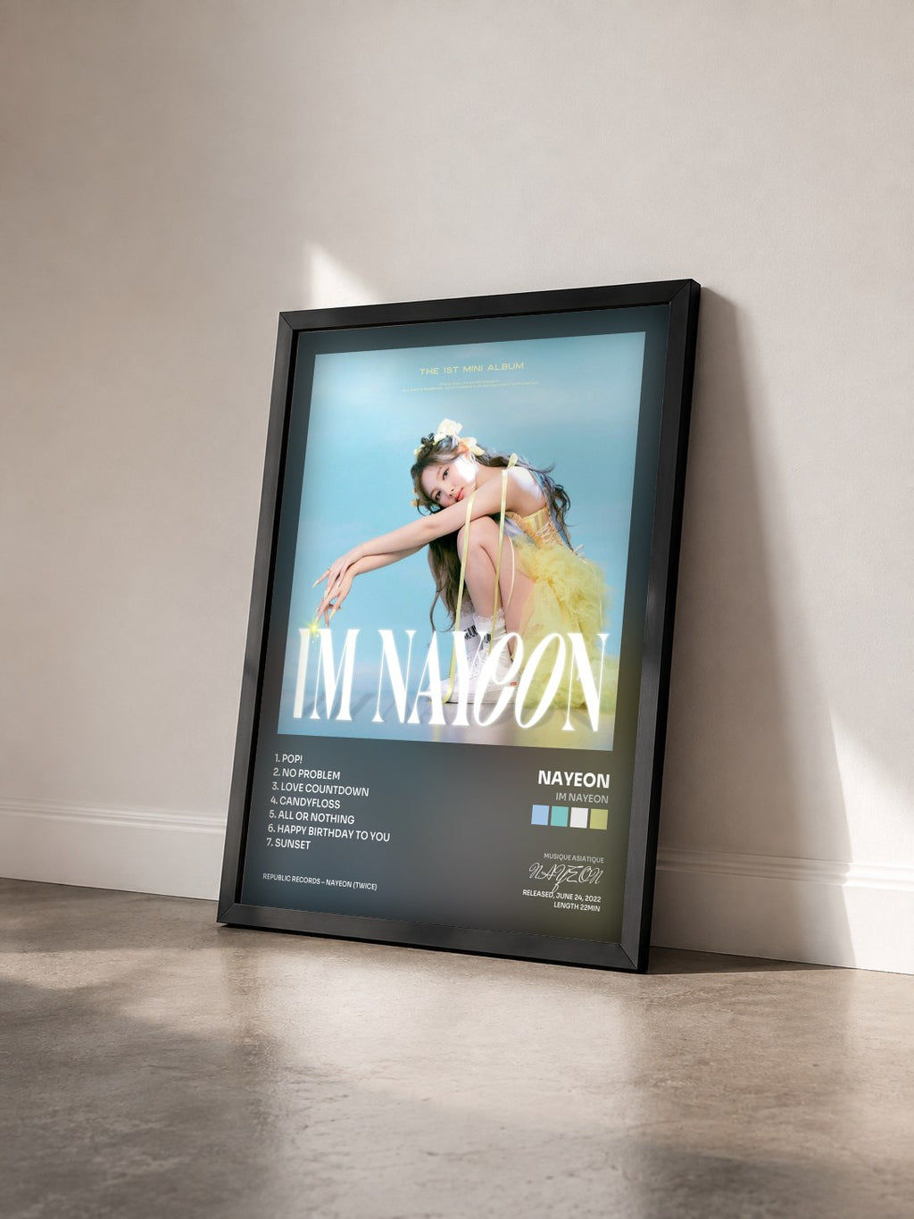 #noir Tableau de l'album IM NAYEON de NAYEON vu de trois quarts, cadre noir