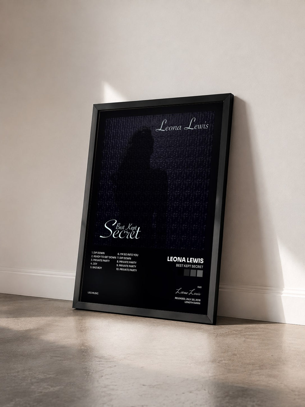 #noir Tableau de l'album Best Kept Secret de Leona Lewis vu de trois quarts, cadre noir