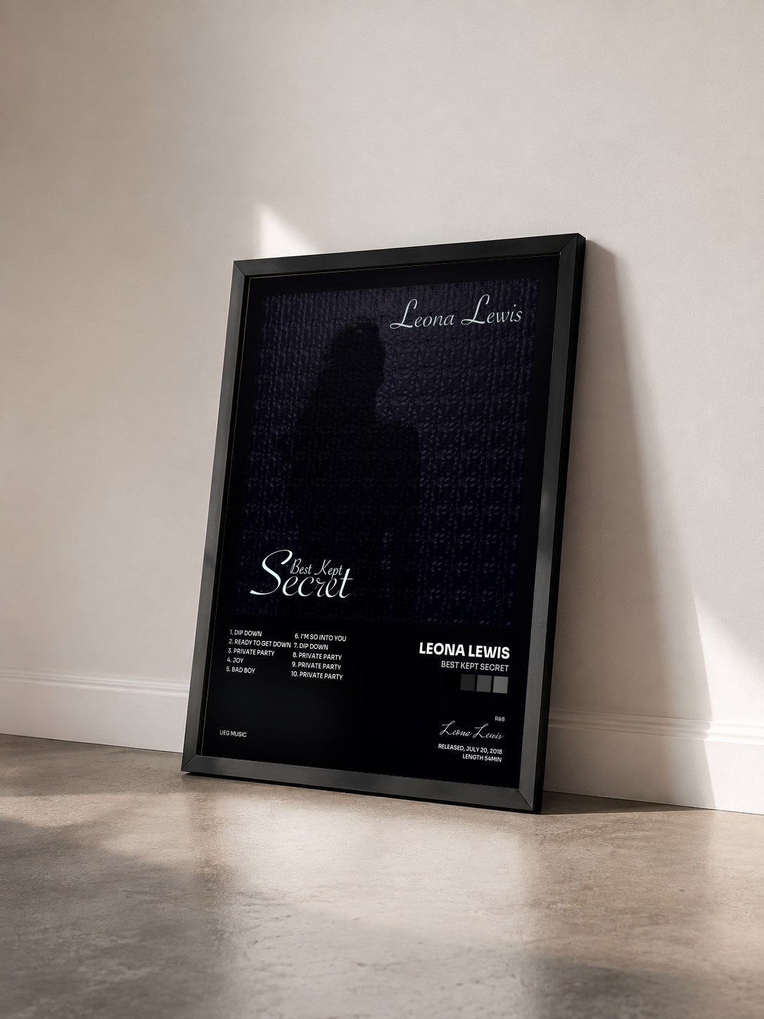 #noir Tableau de l'album Best Kept Secret de Leona Lewis vu de trois quarts, cadre noir