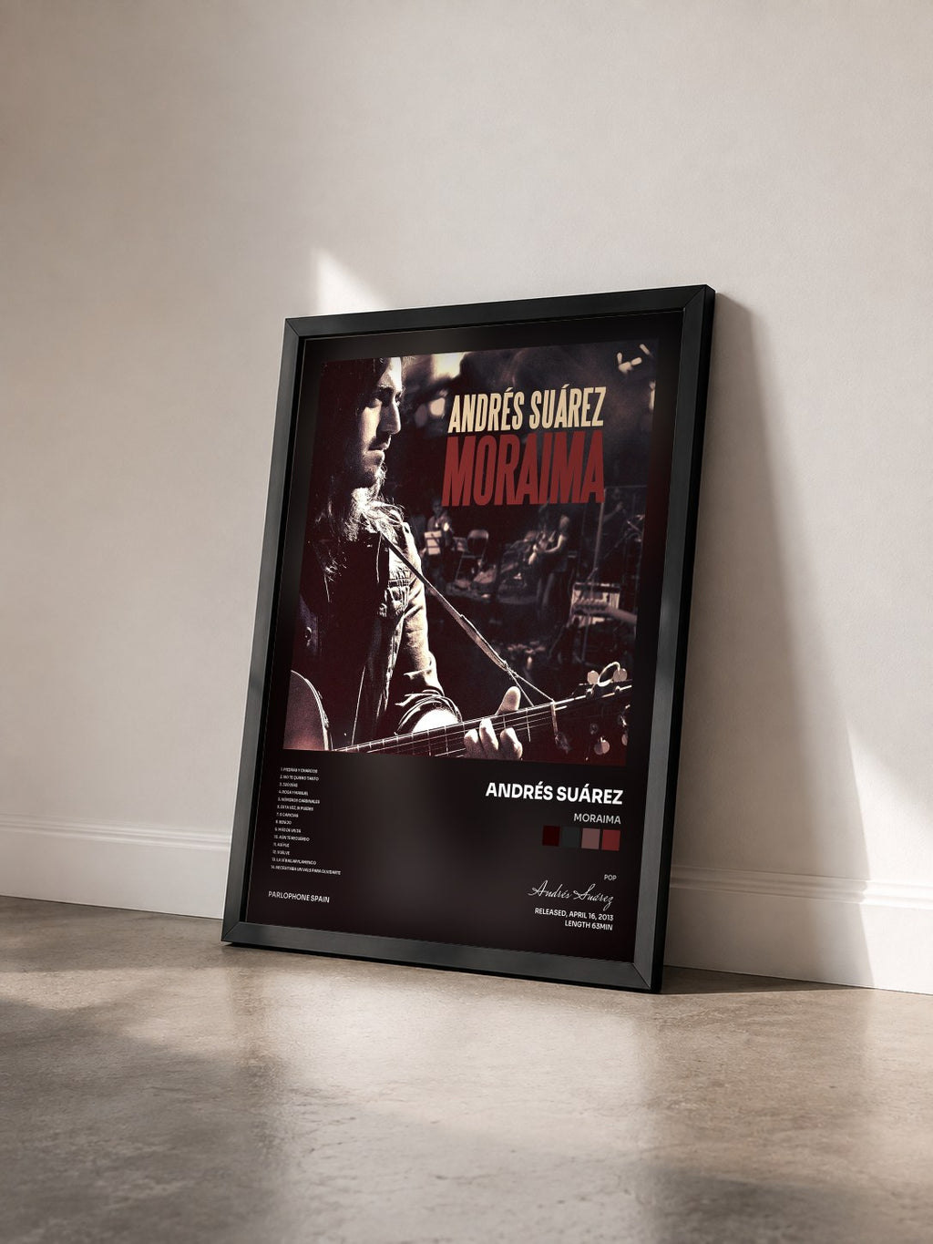 #noir Tableau de l'album Moraima de Andrés Suárez vu de trois quarts, cadre noir